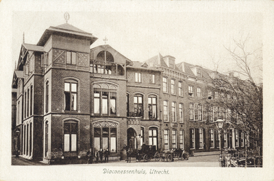 1873 Gezicht op de voorgevel van het Diakonessenhuis (Achter Twijnstraat 30-33) te Utrecht.N.B. Het adres is in 1917 ...